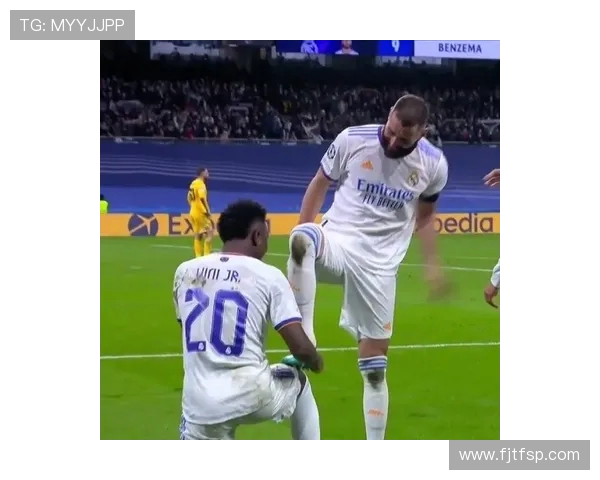 维尼修斯与阿隆索拥抱化解更衣室紧张气氛球队氛围有所缓和